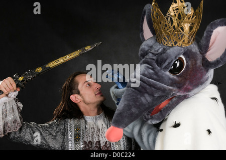 Mouse costume da re attore studio gioca il principe spada lotta Foto Stock