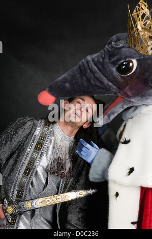 Mouse costume da re attore studio gioca il principe spada lotta Foto Stock