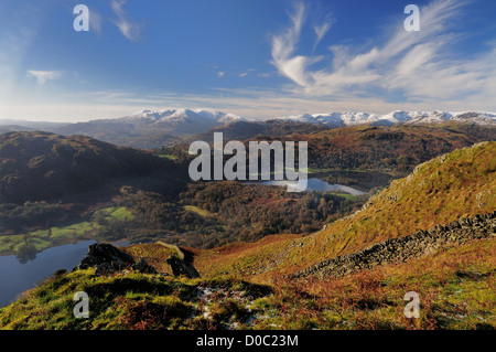 Vista dal NAB di cicatrice su Rydal acqua e Grasmere verso la coperta di neve Coniston Fells e Langdale nel Lake District inglese Foto Stock