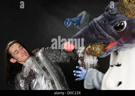 Mouse costume da re attore studio gioca il principe spada lotta Foto Stock