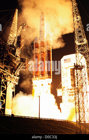 Un Delta IV-razzo pesante più grande del mondo di lanci di razzi xxiii ultimo supporto di difesa missilistica programma-avvertimento satellite nello spazio Foto Stock