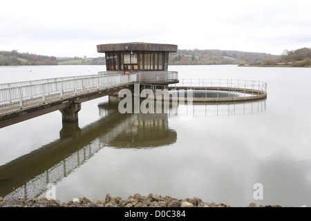 Sud Est acque Arlington serbatoio nel West Sussex ora 100% pieno dopo gli anni precedenti la penuria d'acqua. Foto Stock