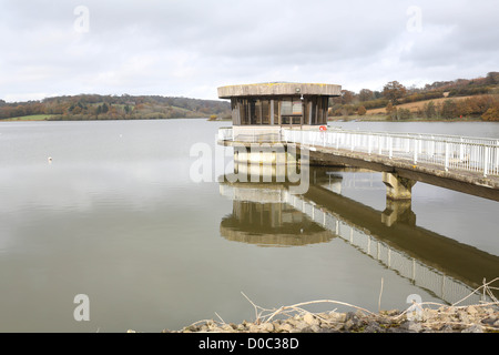 Sud Est acque Arlington serbatoio nel West Sussex ora 100% pieno dopo gli anni precedenti la penuria d'acqua. Foto Stock