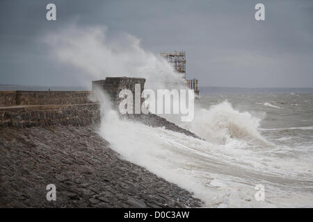 Grandi onde si infrangono sulla parete del mare a Porthcawl, Galles del Sud il giovedì, 22 Novermber, 2012. Il Regno Unito è rinforzato per le cattive condizioni del tempo come un forte vento e pioggia si muovono attraverso il paese con gli avvisi meteo in luogo. Foto Stock