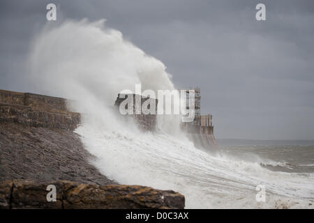 Grandi onde si infrangono sulla parete del mare a Porthcawl, South Wales, Regno Unito su Giovedi 22 Novermber, 2012. Il Regno Unito è rinforzato per le cattive condizioni del tempo come un forte vento e pioggia si muovono attraverso il paese con gli avvisi meteo in luogo. Foto Stock