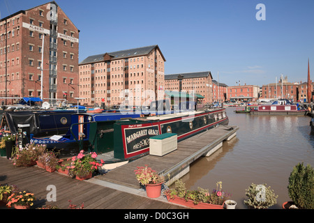 Rigenerato Victoria Dock con narrowboats e vecchi magazzini in Gloucester Docks, Gloucestershire, Inghilterra, Regno Unito, Gran Bretagna Foto Stock