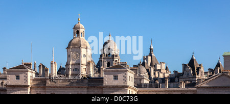 Lo skyline di Londra, visto da Horse Guards Road, Londra, Inghilterra. Regno Unito. L'Europa. Foto Stock