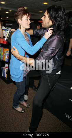 Russell Brand saluta 19 enne Beth Tucker e offre anche biglietti gratuiti per il suo spettacolo di Bristol mentre a Waterstone's Book Store Foto Stock