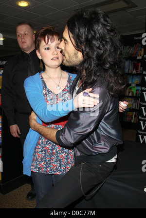 Russell Brand saluta 19 enne Beth Tucker e offre anche biglietti gratuiti per il suo spettacolo di Bristol mentre a Waterstone's Book Store Foto Stock