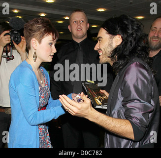 Russell Brand saluta 19 enne Beth Tucker e offre anche biglietti gratuiti per il suo spettacolo di Bristol mentre a Waterstone's Book Store Foto Stock