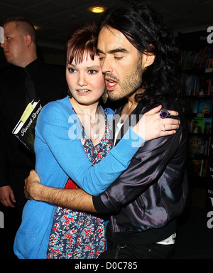 Russell Brand saluta 19 enne Beth Tucker e offre anche biglietti gratuiti per il suo spettacolo di Bristol mentre a Waterstone's Book Store Foto Stock