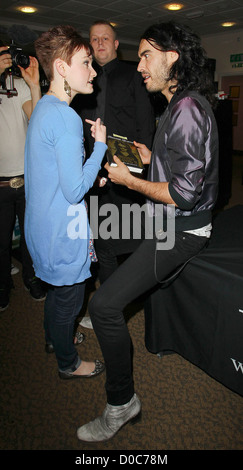 Russell Brand saluta 19 enne Beth Tucker e offre anche biglietti gratuiti per il suo spettacolo di Bristol mentre a Waterstone's Book Store Foto Stock