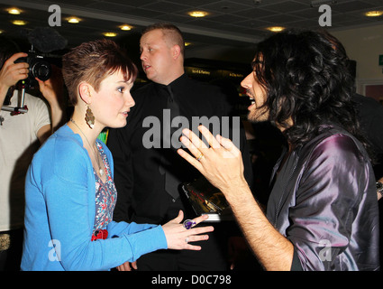 Russell Brand saluta 19 enne Beth Tucker e offre anche biglietti gratuiti per il suo spettacolo di Bristol mentre a Waterstone's Book Store Foto Stock