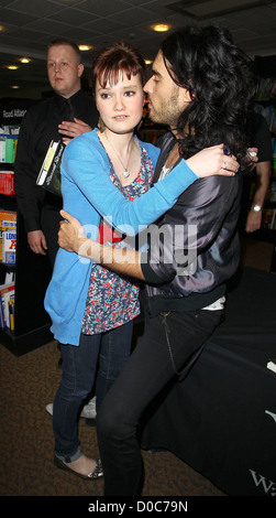 Russell Brand saluta 19 enne Beth Tucker e offre anche biglietti gratuiti per il suo spettacolo di Bristol mentre a Waterstone's Book Store Foto Stock