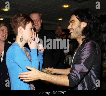 Russell Brand saluta 19 enne Beth Tucker e offre anche biglietti gratuiti per il suo spettacolo di Bristol mentre a Waterstone's Book Store Foto Stock