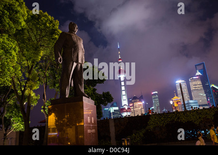 Statua del sindaco di Shanghai Chen Yi sul Bund di notte in Cina a Shanghai. Foto Stock