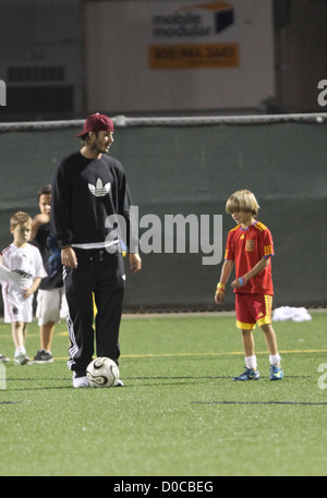 David Beckham con suo figlio Romeo Beckham di David gioca a pallone con i suoi due figli Romeo e Cruz durante il tempo di dimezzamento di Brooklyn Foto Stock