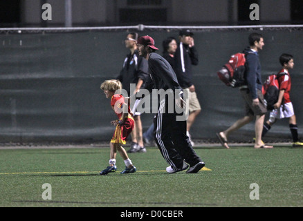David Beckham con suo figlio Romeo Beckham di David gioca a pallone con i suoi due figli Romeo e Cruz durante il tempo di dimezzamento di Brooklyn Foto Stock