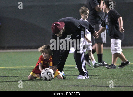 David Beckham con suo figlio Romeo Beckham di David gioca a pallone con i suoi due figli Romeo e Cruz durante il tempo di dimezzamento di Brooklyn Foto Stock