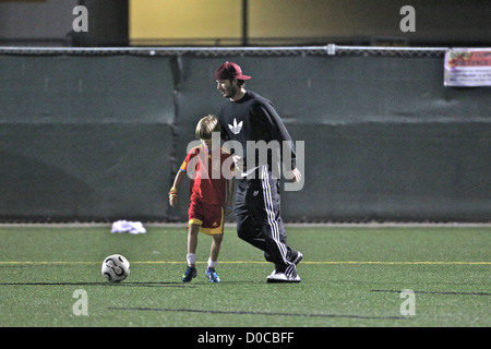 David Beckham con suo figlio Romeo Beckham di David gioca a pallone con i suoi due figli Romeo e Cruz durante il tempo di dimezzamento di Brooklyn Foto Stock