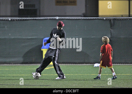 David Beckham con suo figlio Romeo Beckham di David gioca a pallone con i suoi due figli Romeo e Cruz durante il tempo di dimezzamento di Brooklyn Foto Stock
