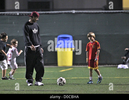 David Beckham con suo figlio Romeo Beckham di David gioca a pallone con i suoi due figli Romeo e Cruz durante il tempo di dimezzamento di Brooklyn Foto Stock