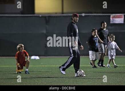 David Beckham con suo figlio Romeo Beckham di David gioca a pallone con i suoi due figli Romeo e Cruz durante il tempo di dimezzamento di Brooklyn Foto Stock