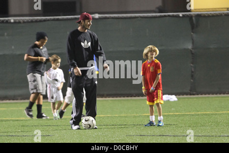 David Beckham con suo figlio Romeo Beckham di David gioca a pallone con i suoi due figli Romeo e Cruz durante il tempo di dimezzamento di Brooklyn Foto Stock
