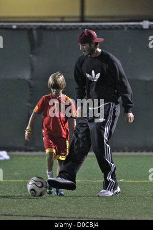 David Beckham con suo figlio Romeo Beckham di David gioca a pallone con i suoi due figli Romeo e Cruz durante il tempo di dimezzamento di Brooklyn Foto Stock