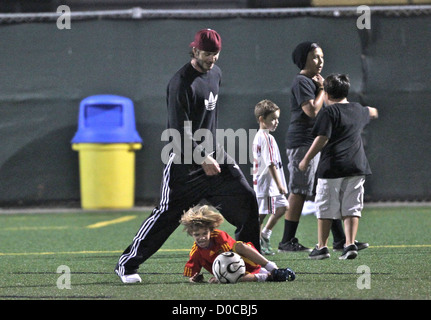 David Beckham con suo figlio Romeo Beckham di David gioca a pallone con i suoi due figli Romeo e Cruz durante il tempo di dimezzamento di Brooklyn Foto Stock