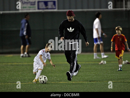 David Beckham con suo figlio Cruz David Beckham gioca a pallone con i suoi due figli Romeo e Cruz durante il tempo di dimezzamento di Brooklyn Foto Stock