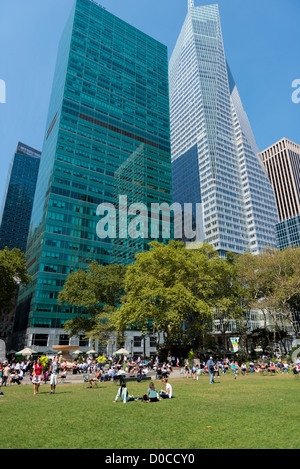 Persone rilassarsi sul prato in Bryant Park, New York Foto Stock