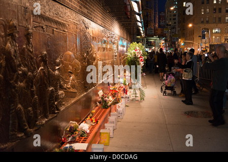 Memorial Wall del FDNY vigili del fuoco che sono morti in un attacco 9-11 Foto Stock