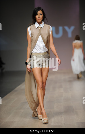 Modello LG Fashion Week Primavera/Estate 2011DuyRunway Toronto, Canada Foto Stock