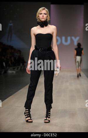 Modello LG Fashion Week Primavera/Estate 2011DuyRunway Toronto, Canada Foto Stock