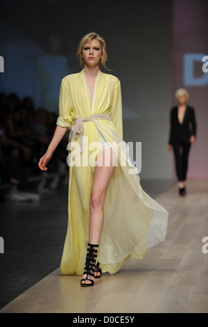 Modello LG Fashion Week Primavera/Estate 2011DuyRunway Toronto, Canada Foto Stock