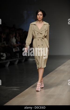 Modello LG Fashion Week Primavera/Estate 2011DuyRunway Toronto, Canada Foto Stock