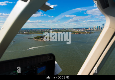 La Statua della Libertà e vista fiume Hudson dalla finestra di elicottero, New York Foto Stock