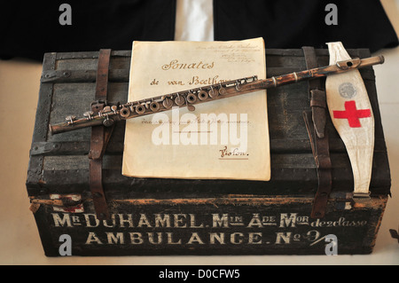 Flauto spartiti sul caso di ambulanza HISTORIAL grande guerra celebre Museo prima guerra mondiale adiacente castello medievale PERONNE Foto Stock
