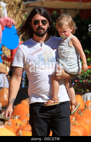 Foo Fighters e loro Crooked avvoltoi rocker, Dave Grohl, con sua figlia Harper Willow, godendo di una giornata con la famiglia al Sig. Foto Stock