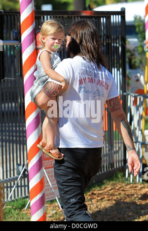 Foo Fighters e loro Crooked avvoltoi rocker, Dave Grohl, con sua figlia Harper Willow, godendo di una giornata con la famiglia al signor Foto Stock