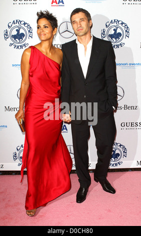 Halle Berry e Olivier Martinez la XXXII giostra annuale di speranza sfera mantenuta presso il Beverly Hilton hotel - gli arrivi di Los Angeles, Foto Stock