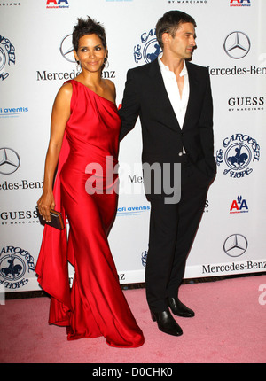 Halle Berry e Olivier Martinez la XXXII giostra annuale di speranza sfera mantenuta presso il Beverly Hilton hotel - gli arrivi di Los Angeles, Foto Stock