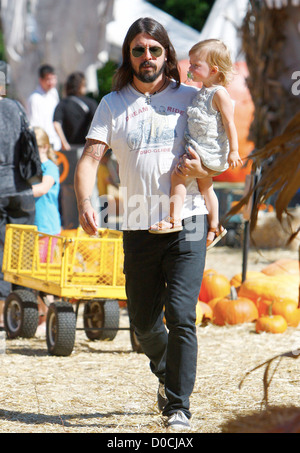 Foo Fighters e loro Crooked avvoltoi rocker, Dave Grohl, con sua figlia Harper Willow, godendo di una giornata con la famiglia al Sig. Foto Stock