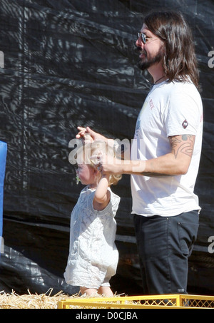 Foo Fighters e loro Crooked avvoltoi rocker, Dave Grohl, con sua figlia Harper Willow, godendo di una giornata con la famiglia al Sig. Foto Stock