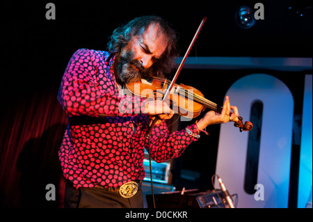 Warren Ellis si esibisce con il suo gruppo di alternative rock Dirty Three al Glee Club, Birmingham, 20 novembre 2012. Foto Stock