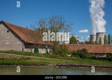 Centrale nucleare di Belleville-SUR-LOIRE VISTO DAL CANAL CHER (18) FRANCIA Foto Stock