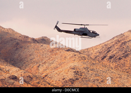Un marine statunitense AH-1W Super Cobra incendi il suo 20mm Torretta durante un Live Fire Combat Training esercizio Foto Stock