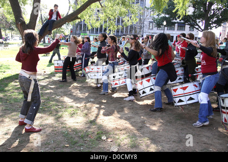 Batala batteristi - una percussione femmina fascia giocare Afro-brasiliano/samba-ritmi reggae - provate a Farragut rth Washington Foto Stock