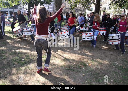 Batala batteristi - una percussione femmina fascia giocare Afro-brasiliano/samba-ritmi reggae - provate a Farragut rth Washington Foto Stock